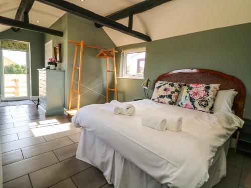 Katil atau katil-katil dalam bilik di Cowshed Cottage
