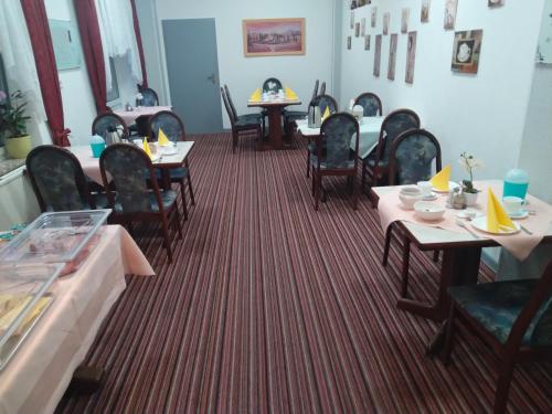 Ein Restaurant oder anderes Speiselokal in der Unterkunft Gasthof Zum Amboss 