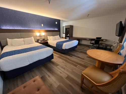 Llit o llits en una habitació de SureStay Plus Hotel by Best Western Mammoth Lakes