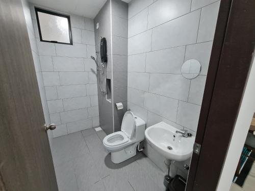 une salle de bains avec toilettes et lavabo dans l'établissement Yara's Homestay at Desaru Utama Residence, à Bandar Penawar