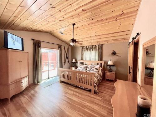 Giường trong phòng chung tại Enchanting Cabin with Hot Tub & Quiet Neighborhood