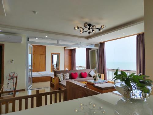 ein Wohnzimmer mit einem Sofa und einem Tisch in der Unterkunft Marvelous Sea View in Vũng Tàu