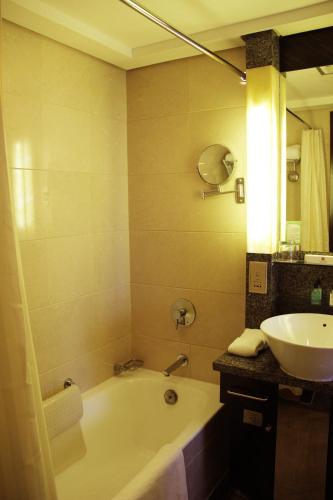 Uma casa de banho em Merry Hotel Shanghai (Former Rendezvous Merry Hotel Shanghai)