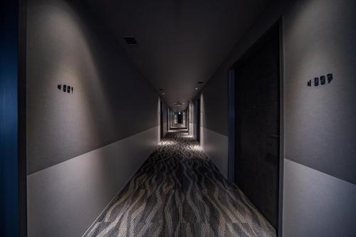 an empty hallway with a long corridor at UNO HOTEL in Tamano