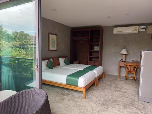 מיטה או מיטות בחדר ב-The Touch Green Naiyang Hotel & Fitness