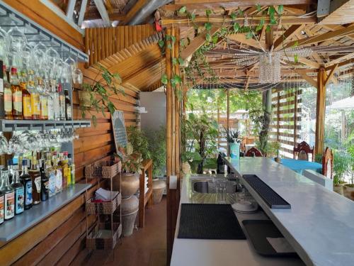 un bar con fregadero y una barra con botellas en SMAK's Hotel, en Bantayan Island