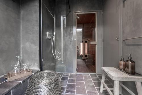 a bathroom with a shower and a bench and a sink at Une Parenthèse in Sainte-Marie-de-Ré