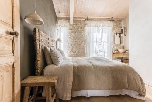 um quarto com uma cama grande e uma janela em Une Parenthèse em Sainte-Marie-de-Ré