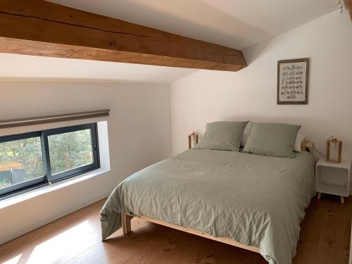 une chambre avec un lit et une fenêtre dans l'établissement Magnifique Villa classée 4* meublé de tourisme, à Flassans-sur-Issole