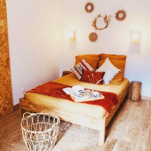 une chambre avec un lit avec des oreillers dessus dans l'établissement Hôtes de Maïa Chambre d'hôtes chez l'habitant, à Moret-sur-Loing