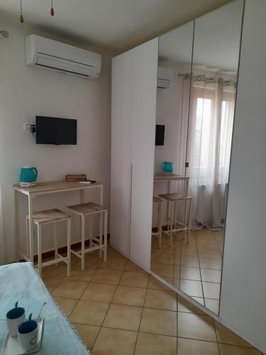 a room with a mirror and a table and chairs at La dimora felice in Marmi