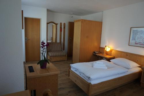Giường trong phòng chung tại Hotel Sternen