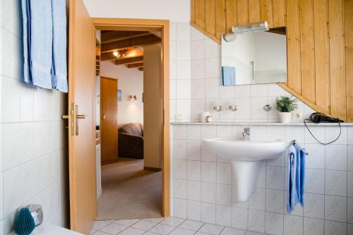 Ett badrum på Gästehaus St. Martin