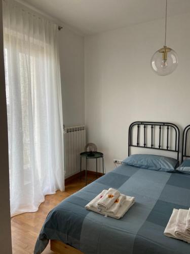 a bedroom with a bed with two towels on it at Bed and Breakfast Gaia in Casamassima