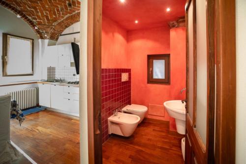 a bathroom with a toilet and a sink at La Locanda del Bistrot dei Vinai in Cuneo