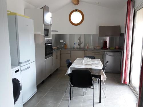 une cuisine avec une table et des chaises dans l'établissement Villa de vacances, à Saint-Victor-la-Coste