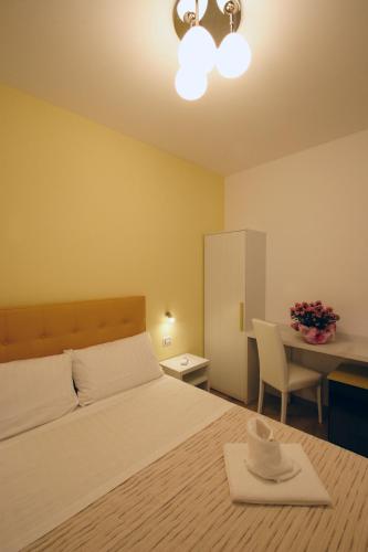 a bedroom with a bed with a hat on it at Residence Villa Frio Frio in Ronchi dei Legionari