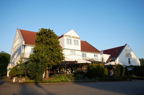 ツォッセンにあるFlair Hotel Reunerの前に木がある大きな白い建物