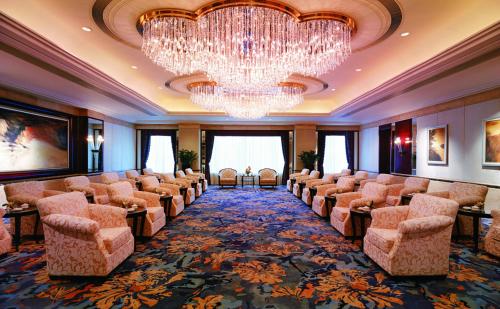 a large room with chairs and a chandelier at Shangri-La Guangzhou-Walking to Canton Fair Complex in Guangzhou