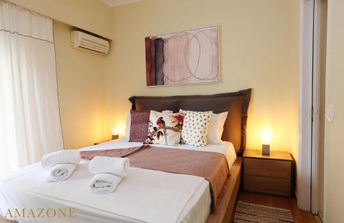 En eller flere senge i et værelse på MELMA PROPERTIES-AMAZONE-premium apartment in Piraeus center