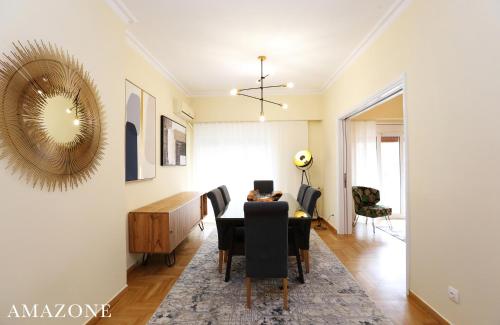 un soggiorno con tavolo e una sala da pranzo di MELMA PROPERTIES-AMAZONE-premium apartment in Piraeus center a Pireo