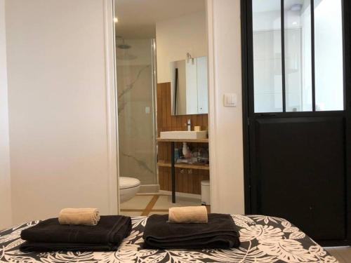 une chambre avec un lit avec deux oreillers dessus dans l'établissement LaFrenchCasa Liberté, à Marseille