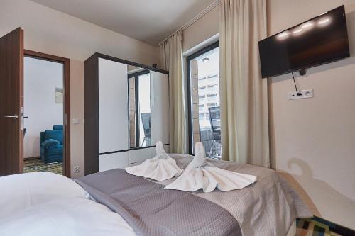 sypialnia z łóżkiem i dużym oknem w obiekcie Apartamenty Świnoujście - Aleja Baltic Park Molo C206 w Świnoujściu