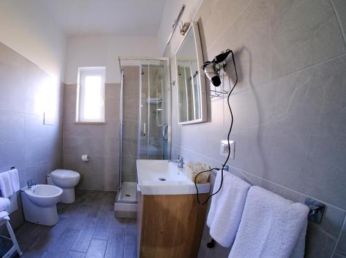 a bathroom with a sink and a shower and a toilet at a casa di Chiara bed and breakfast in Capaccio-Paestum