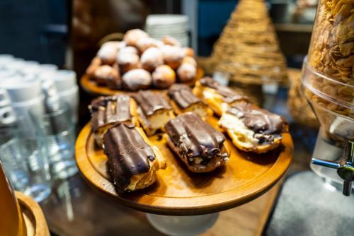 een bord chocoladedonuts op een tafel bij Apartamentowiec Kuźniar in Kostrzyn nad Odrą