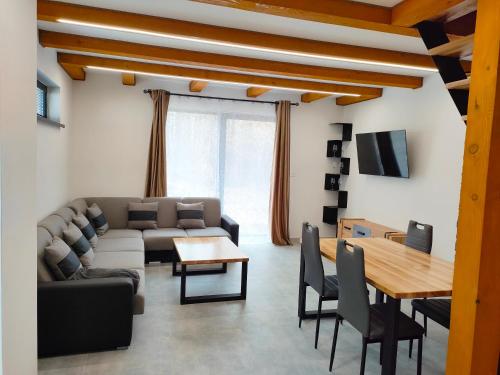 uma sala de estar com um sofá e uma mesa em Chata - Alex em Snina