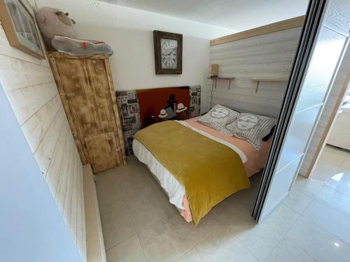 małą sypialnię z łóżkiem i lustrem w obiekcie le champas w mieście Enchastrayes
