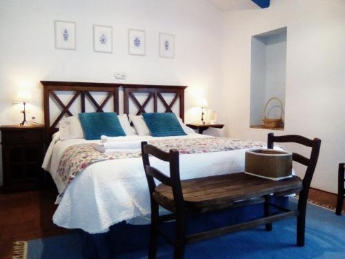 Tempat tidur dalam kamar di Casa Rural y Restaurante Casa Adriano