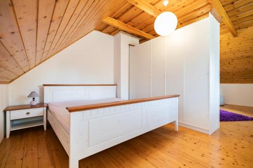 Postel nebo postele na pokoji v ubytování Očarujúci drevený dom v prírodnom prostredí