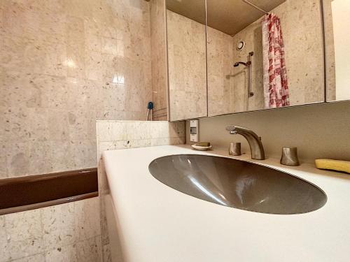 une salle de bain avec un lavabo et une douche dans l'établissement Gray d'Albion studio BON500, à Cannes