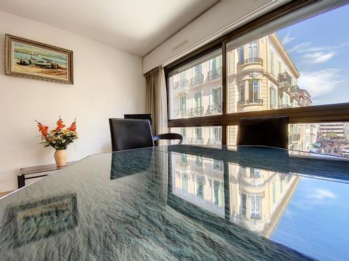une salle de conférence avec une grande table et une grande fenêtre dans l'établissement Gray d'Albion studio BON500, à Cannes
