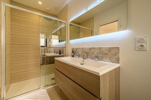 a bathroom with a sink and a shower at LE GRAIN DE CHARME - Maison contemporaine proche golfe du Morbihan in Sarzeau
