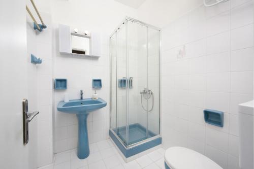 Filoxenia Kirki Apartments by CorfuEscapes tesisinde bir banyo