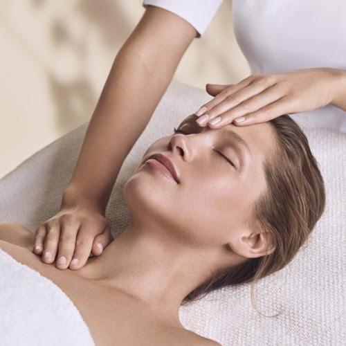 a woman getting a massage at a spa at La Viste - SPA-JACUZZI - MASSAGE- SAUNA - 4 SAISONS - Piscine Chauffée Toute l'année - Heated POOL - 800m City Centre in Nyons