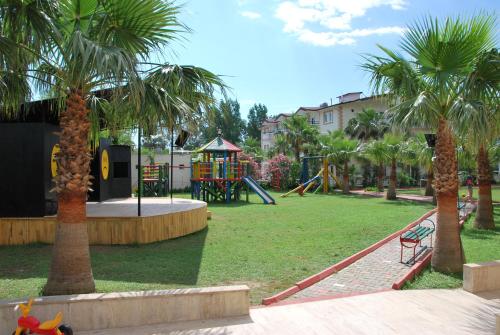 Kawasan permainan kanak-kanak di CASTLE PARK HOTEL