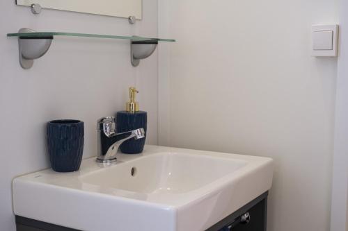 Un lavabo con dos jarrones encima. en Houseboat Floatart Experience Bisceglie, en Bisceglie
