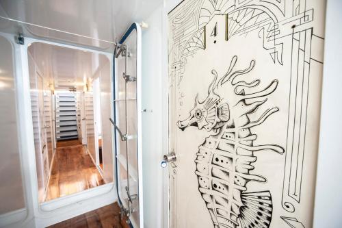 uma casa de banho com um mural de parede de um cavalo-marinho em The Cabin @ MPS Noorderzon em Amsterdã