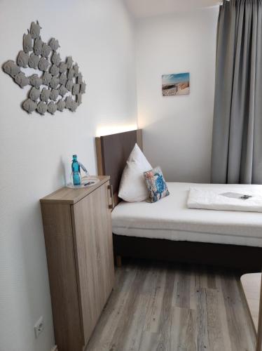 Nordsee Hotel Borkumにあるベッド