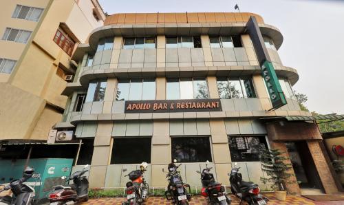 un bâtiment avec des motos garées devant lui dans l'établissement Treebo Trend Apollo, à Guwahati