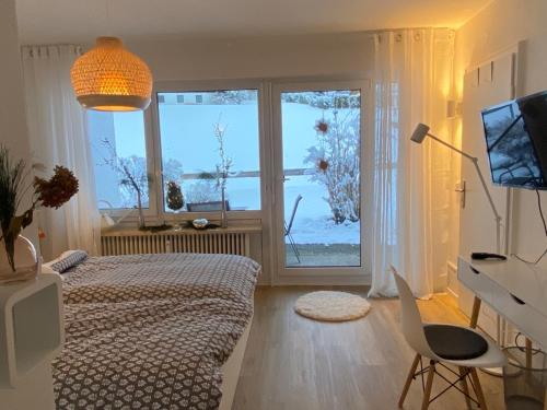 1 dormitorio con cama y vistas al océano en FeWo Schneerosenblüte, Oberstaufen/Steibis, en Oberstaufen