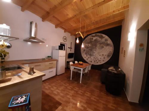CASA LA LUNA في Isora: مطبخ وغرفة طعام مع طاولة وثلاجة