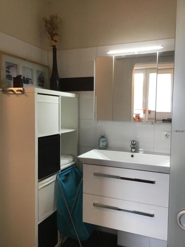 eine Küche mit einer Spüle und einer Mikrowelle in der Unterkunft Ferienapartment Hartung in Heikendorf