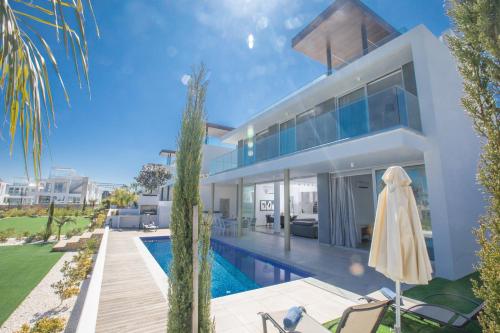 un'immagine di una casa con piscina di Villa Naya a Protaras