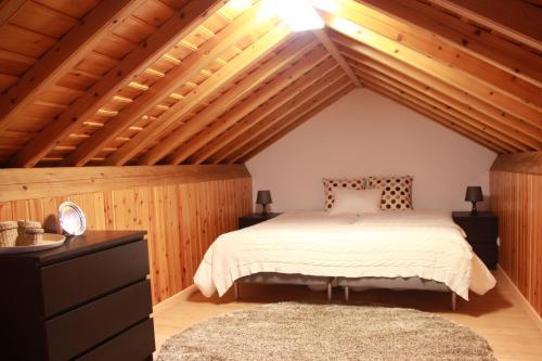 Giường trong phòng chung tại Casas da Cascata