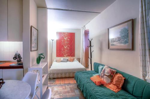 - un salon avec un canapé vert et un lit dans l'établissement Corfu Espianada apartment, à Corfou