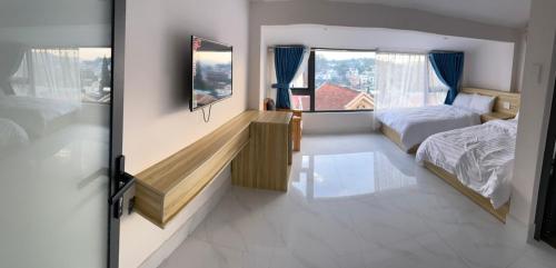 a bedroom with a bed and a window at Thiên Thanh Hotel in Da Lat